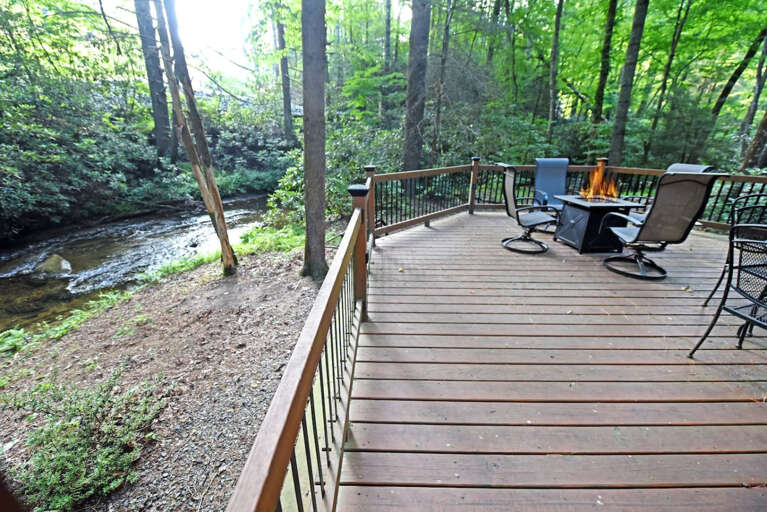 Riverbend Den- Creekfront cabin rental