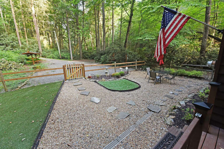 Riverbend Den- Creekfront cabin rental