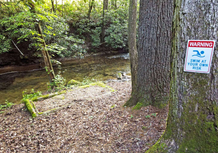 Riverbend Den- Creekfront cabin rental