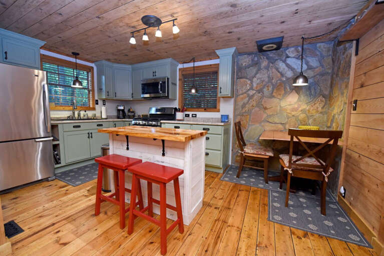 Riverbend Den- Creekfront cabin rental