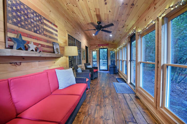 Riverbend Den- Creekfront cabin rental