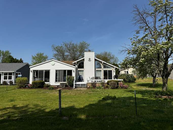 Carol's Cottage 3 Bedroom Holiday Rental in Oscoda MI (168013) Find