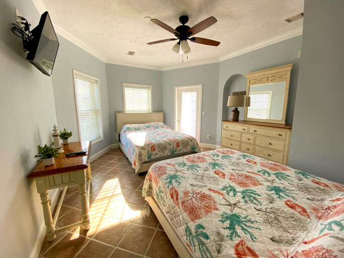 2 queens on 3rd floor