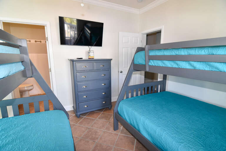 Bunk bedroom on 3rd floor with private bathroom