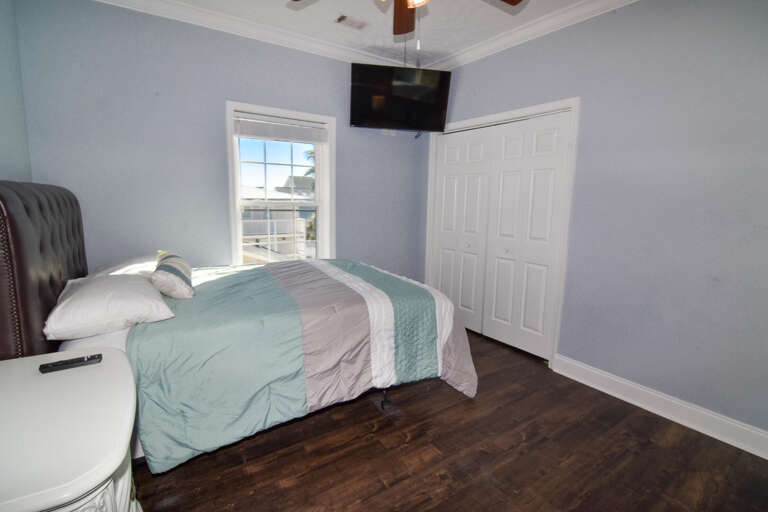 Queen bedroom 3rd floor with private bathroom