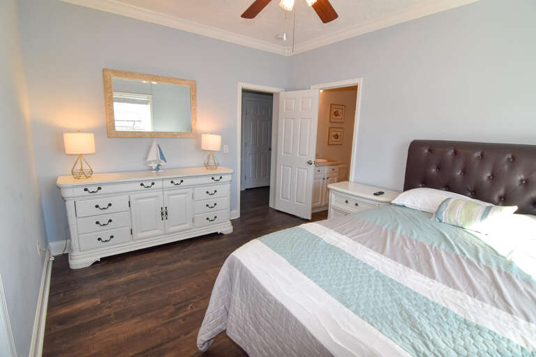 Queen room on 3rd floor with private bath