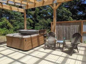 Terrace/patio with hot tub