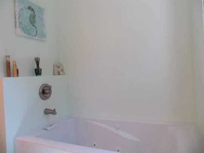 jacuzzi tub Bathroom