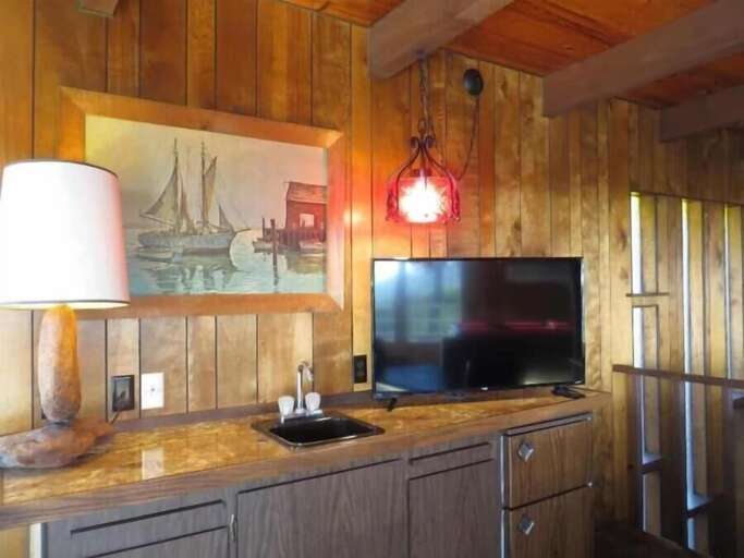 game room wet bar tv &amp; small fridge