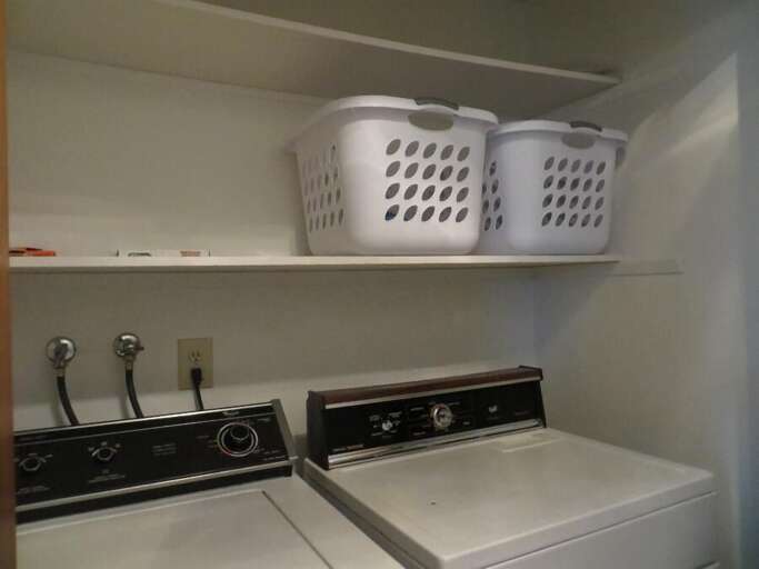 laundry room between entry way and queen bedroom