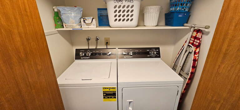 laundry room between entry way and queen bedroom