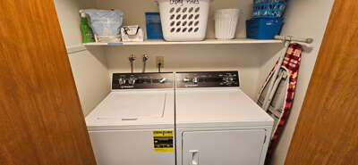 laundry room between entry way and queen bedroom