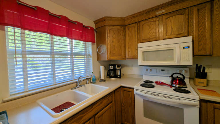 Kitchen with dual brew coffee maker Pod &amp; Drip
