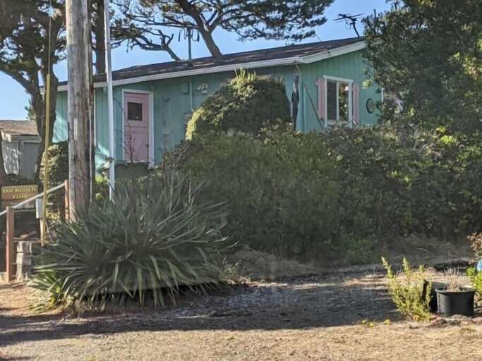 stairs to front of house