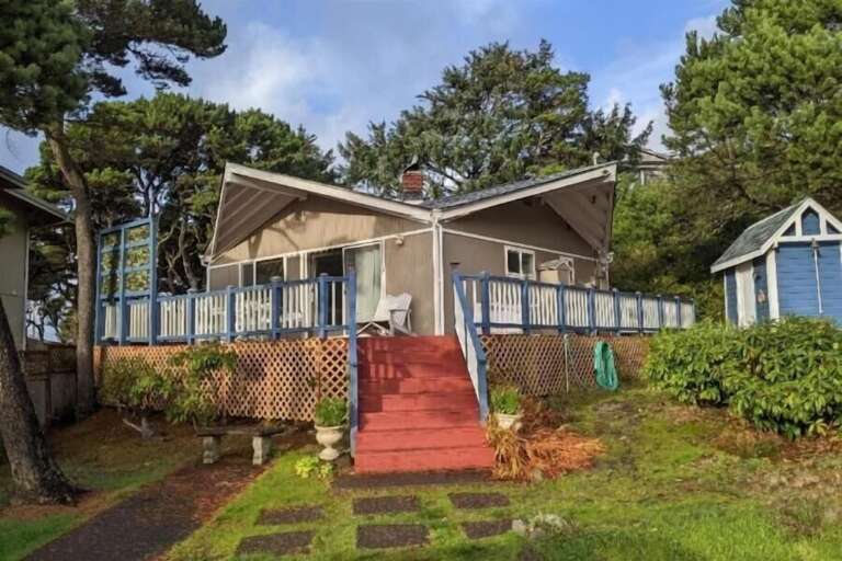 Sea Star Spa - 8 steps up to deck to enter house