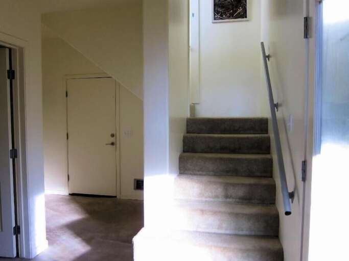 entryway stairs to primary