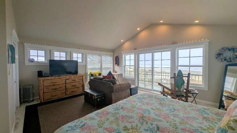 king room with balcony & TV