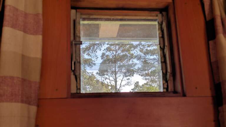 window in top bunk opens