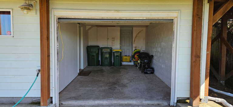 the small garage is ff the laundry room