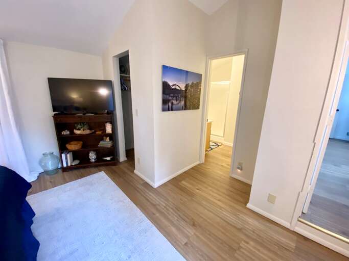 with TV &amp; Ensuite bath