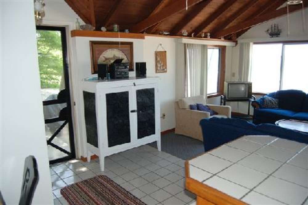 Angola BoatHouse Charming Waterside Retreat in Angola NY (37963