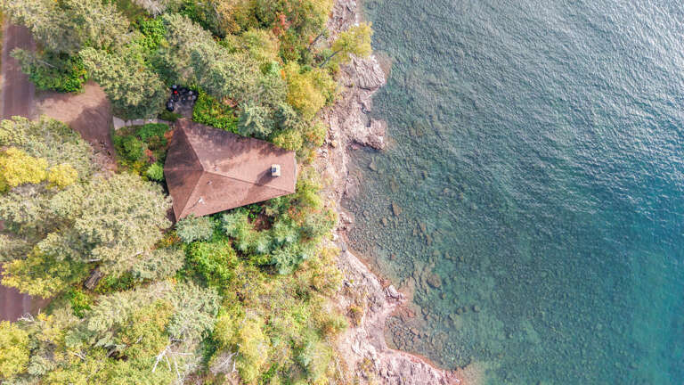 Bailey's is just steps away from a private ledge rock shoreline. Bailey's is just steps away from a private ledge rock shoreline.