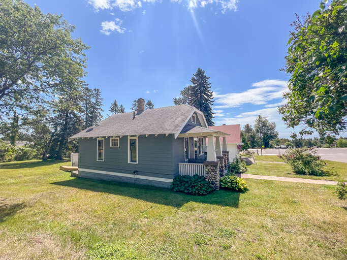 Make Blue Lake Bungalow your Lake Superior home away from home.