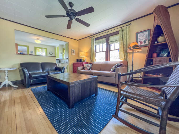 Blue Lake Bungalow offers a cozy living room.