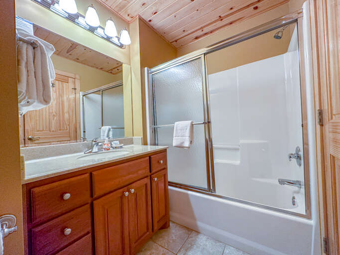 This bathroom has a shower/tub.