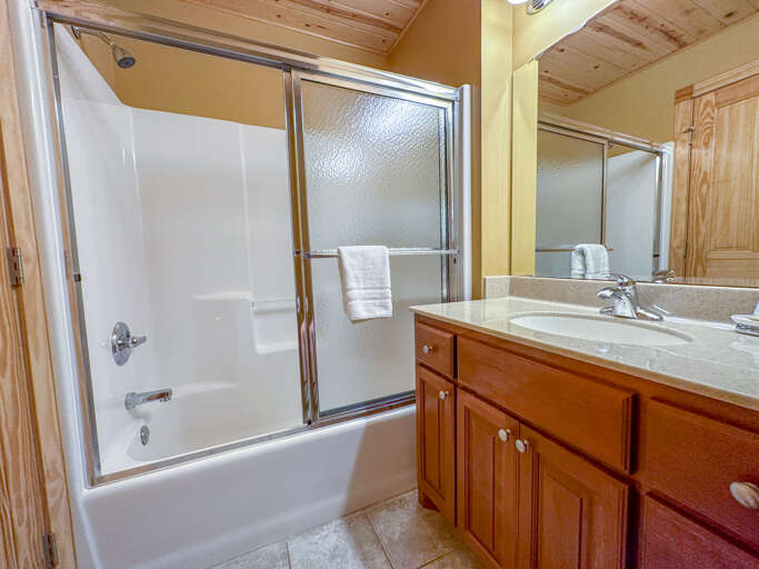 This bathroom also has a shower/tub.