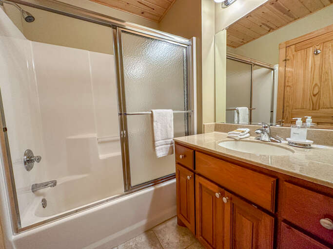 This bathroom also has a shower/tub combo.