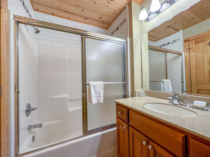 This bathroom also has a shower/tub combo.