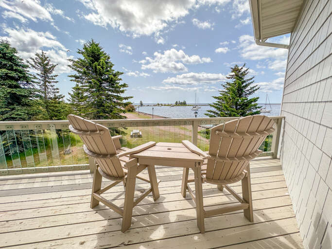 Step out onto the lake-facing balcony. Step out onto the lake-facing balcony.