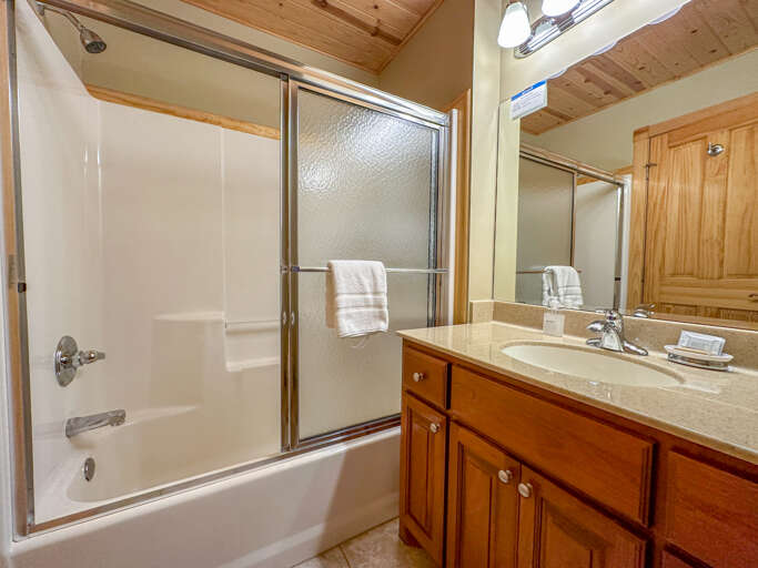 This bathroom features a shower/tub combo.