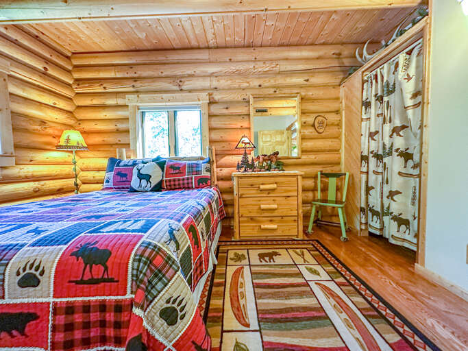 Queen bed in bedroom 1