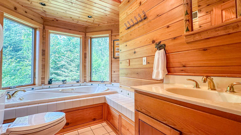 Bathroom located between the two bedrooms.