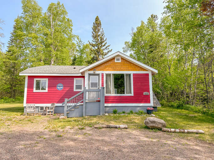 This is a great location if you are taking a class at the Grand Marais Art Colony or North House Folk School, as both are within walking distance and the walk is a lovely one with Lake Superior as your backdrop.