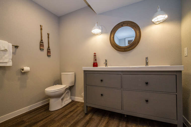 Cascade Cornerstone East features a spacious bathroom