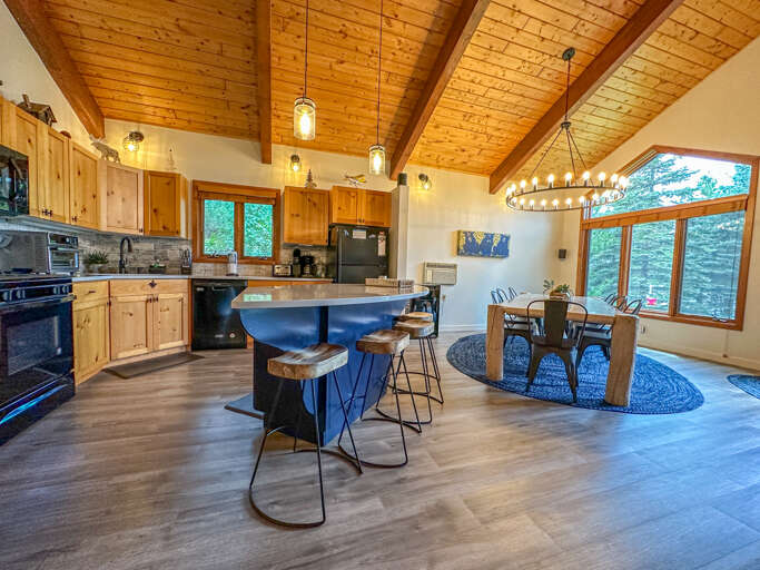 Moose Tracks 215 features a fully equipped kitchen.