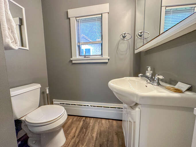 The full bathroom in Grand Marais Retreat.