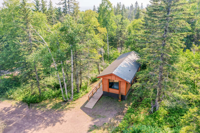 Here you are just a short walk away from the Tofte Park and Lake Superior shoreline.