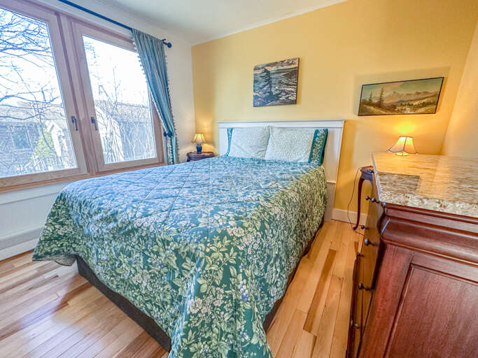 Queen bedroom Queen bedroom