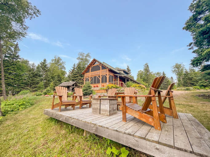 Enjoy Lake Superior views from the sitting located between the Loft and House. Enjoy Lake Superior views from the sitting located between the Loft and House.