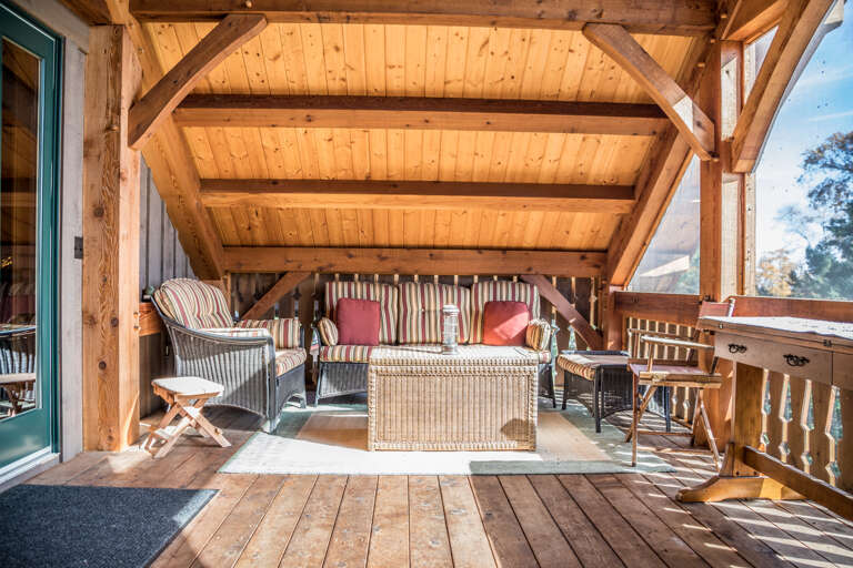 Serenity Loft offers a screened in porch. Serenity Loft offers a screened in porch.
