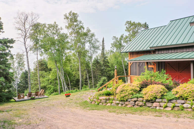 Call Four Sisters Loft your North Shore home away from home!