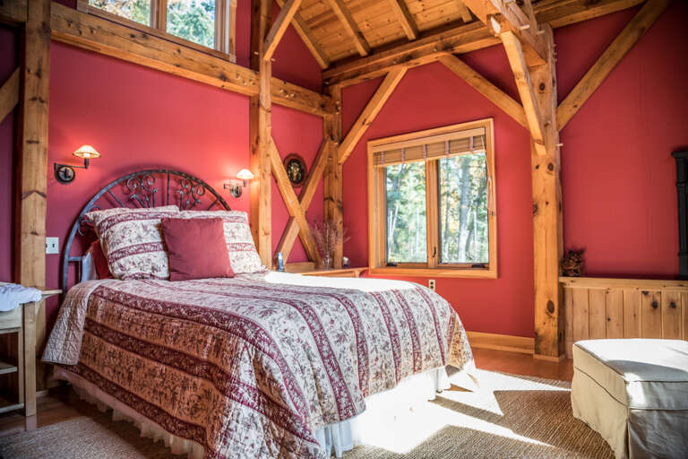Th master bedroom offers a queen bed. Th master bedroom offers a queen bed.