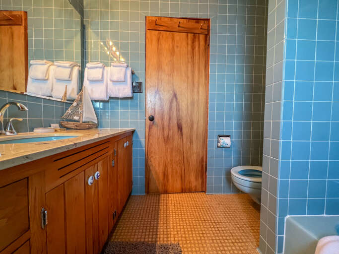 It also offers a shower-tub combo with an adjustable shower head.
