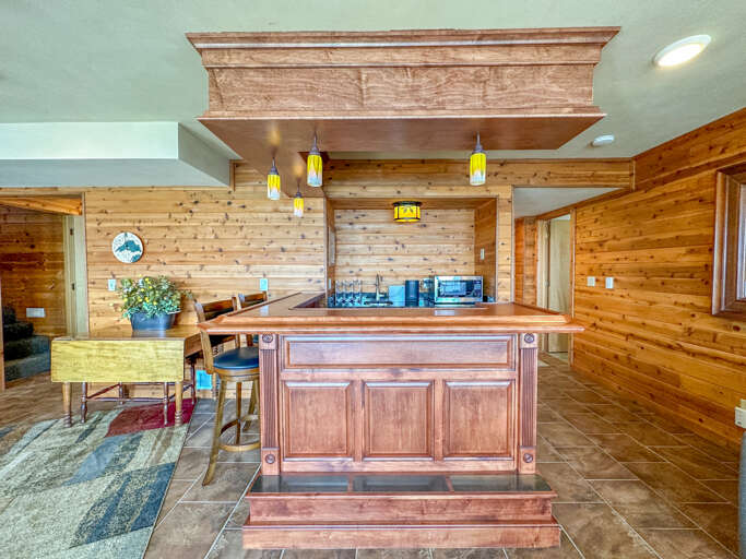 This wet bar is located on the lower level.