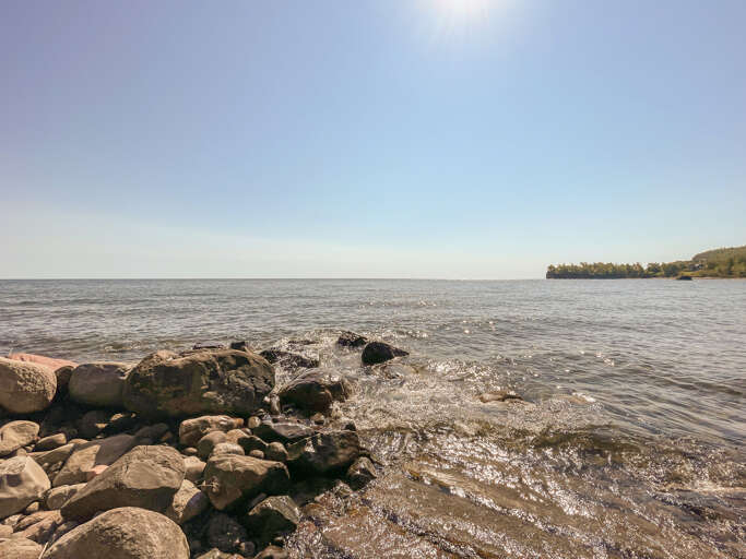 This shoreline is an agate hunter's dream come true!