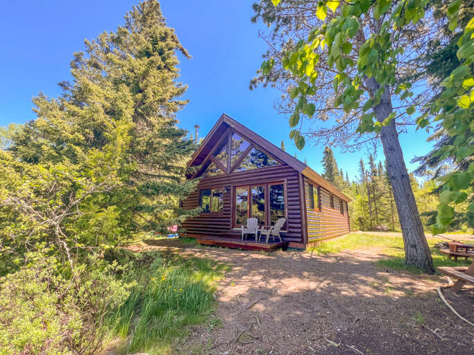 Large windows in the open layout living room provides great views of Pike Lake. Large windows in the open layout living room provides great views of Pike Lake.